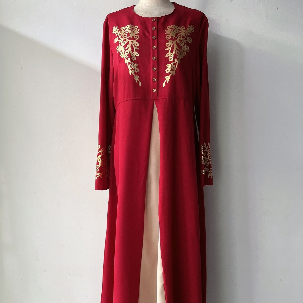 Abaya in kontrastierender Farbe mit schmaler Passform und goldenen Nähten