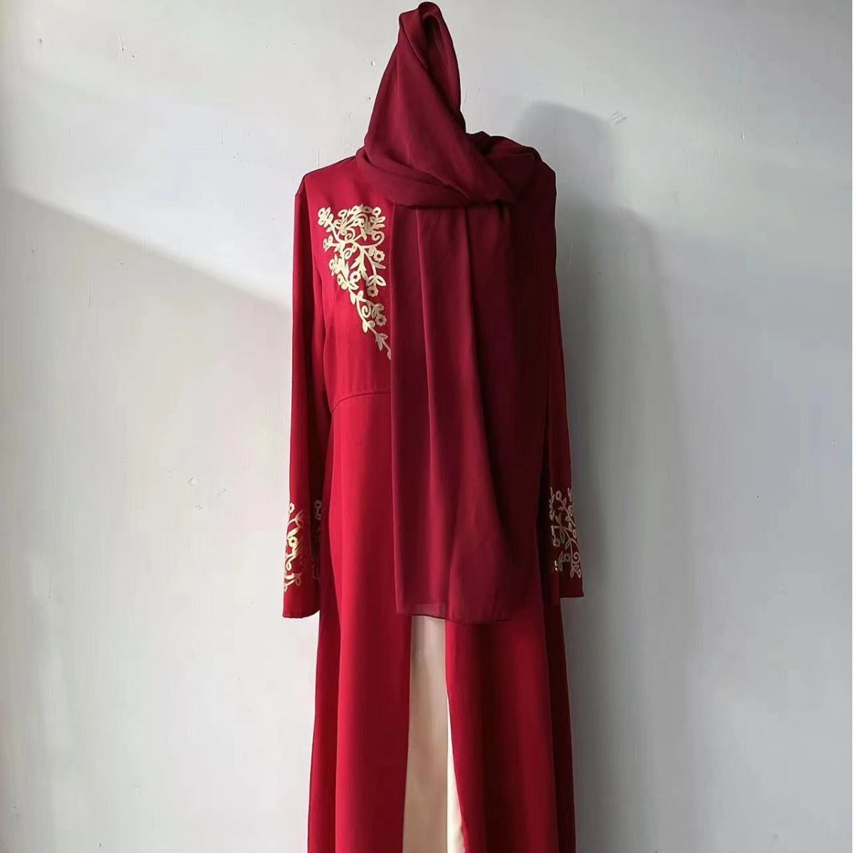 Abaya in kontrastierender Farbe mit schmaler Passform und goldenen Nähten