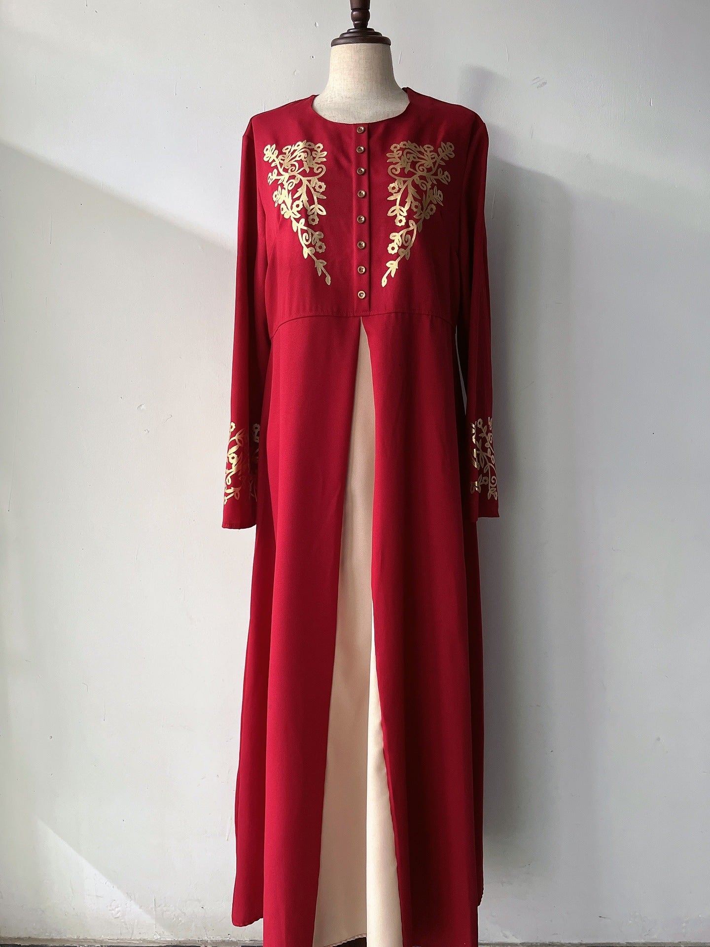 Abaya in kontrastierender Farbe mit schmaler Passform und goldenen Nähten