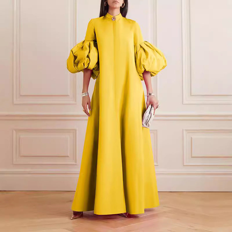 Abendkleid mit floralen Ärmeln und einfarbigem Revers