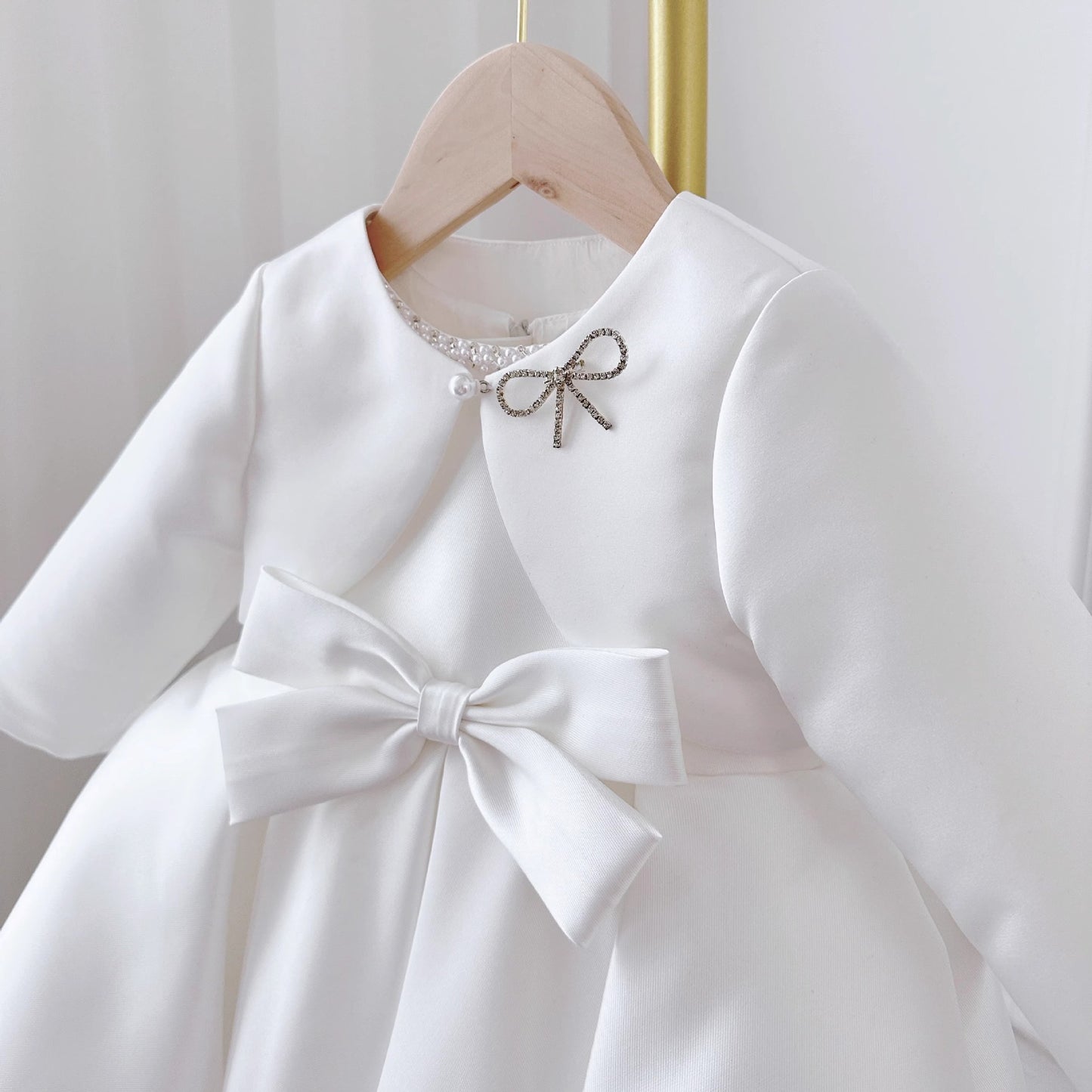 Kinderkleid im koreanischen Stil, weißes klassisches zweiteiliges Set