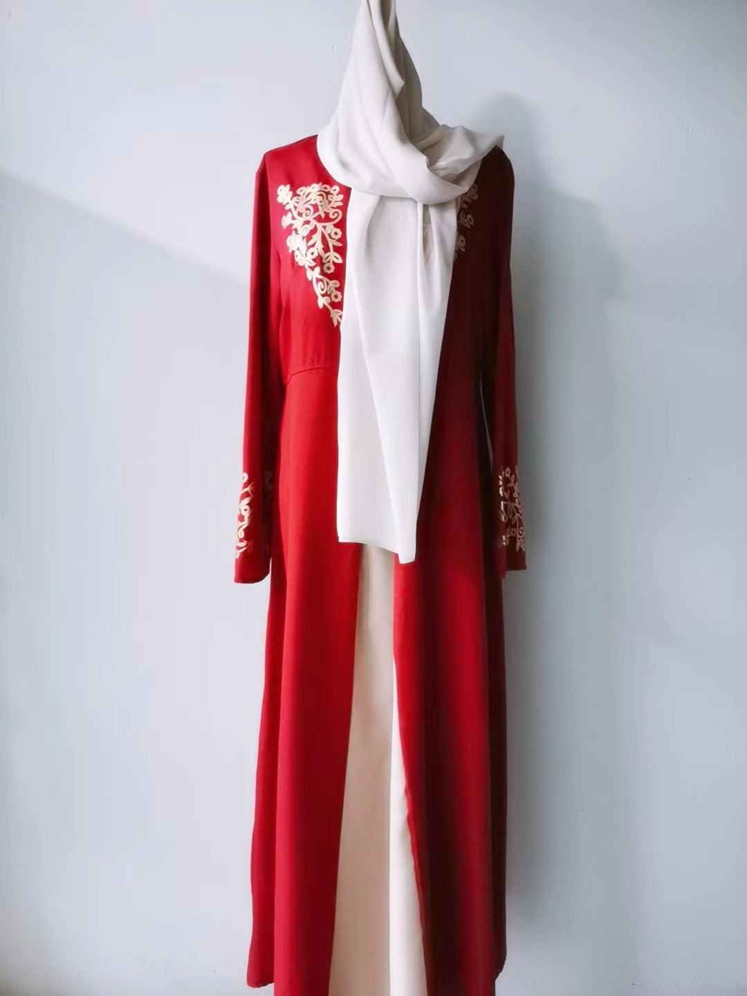 Abaya in kontrastierender Farbe mit schmaler Passform und goldenen Nähten