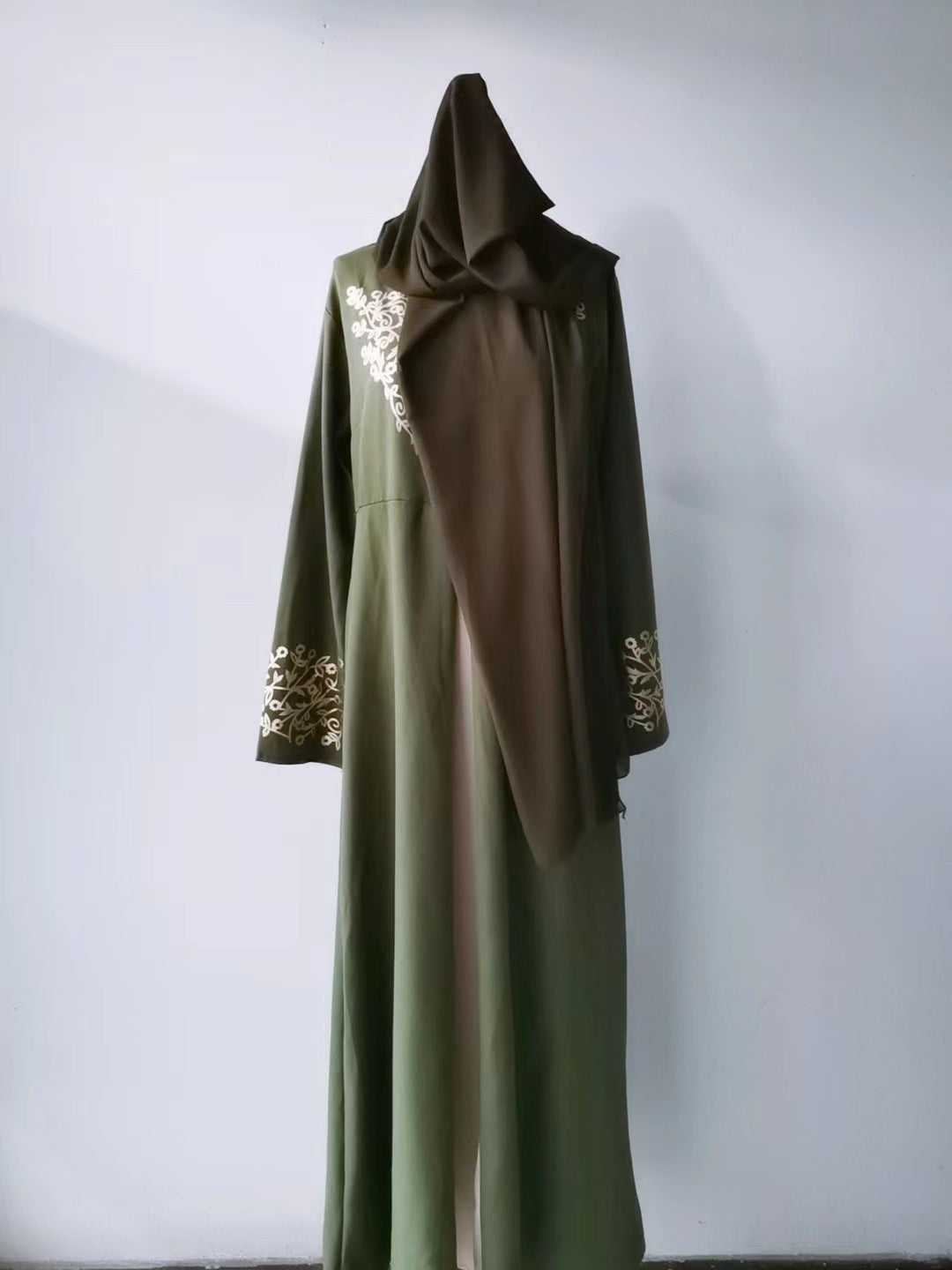 Abaya in kontrastierender Farbe mit schmaler Passform und goldenen Nähten