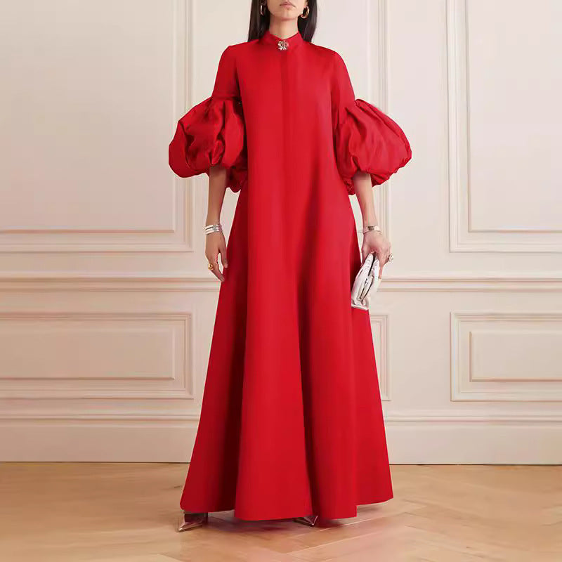 Abendkleid mit floralen Ärmeln und einfarbigem Revers