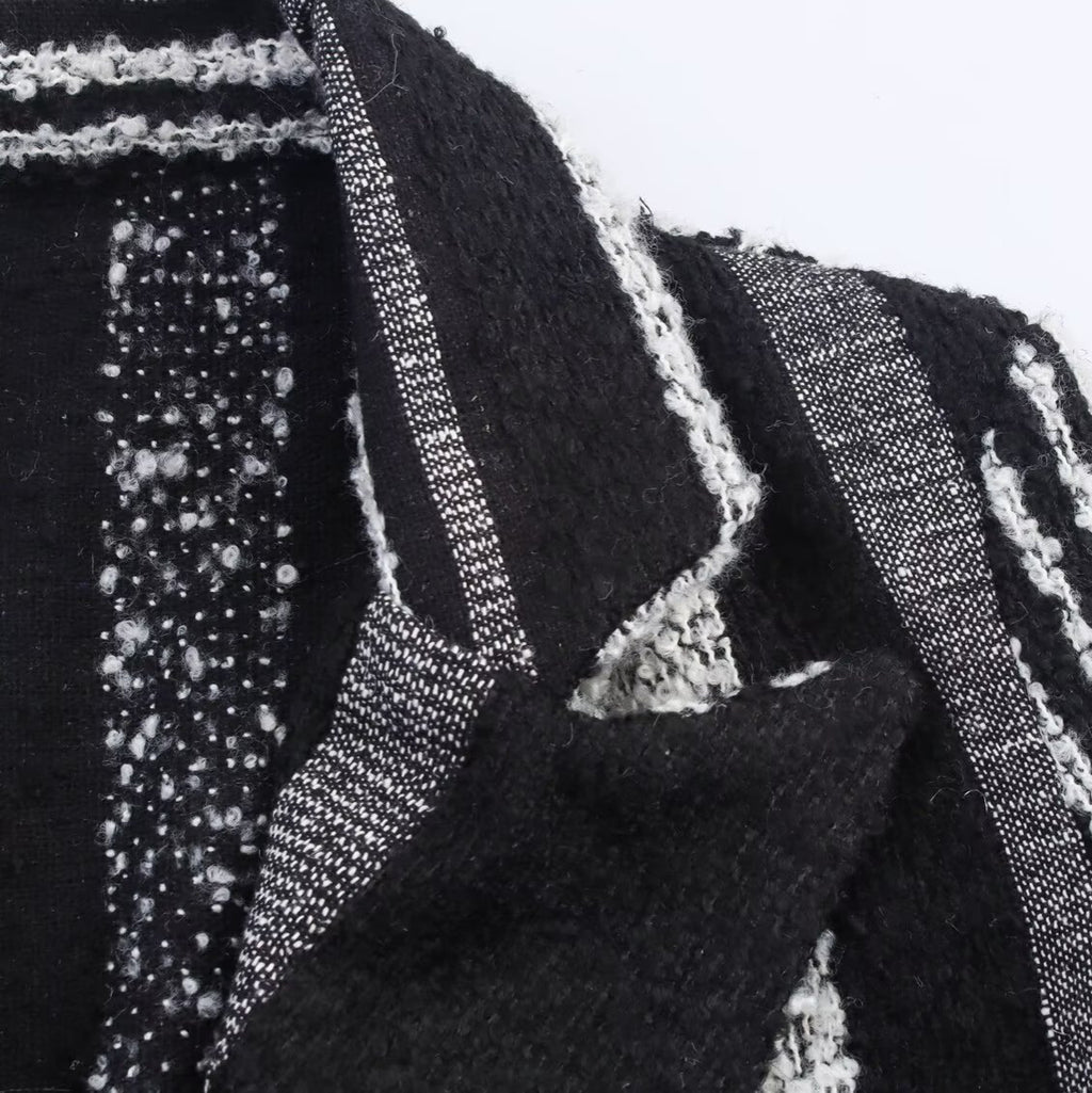 Eleganter schwarz-weiß gestreifter Wollmantel für Damen