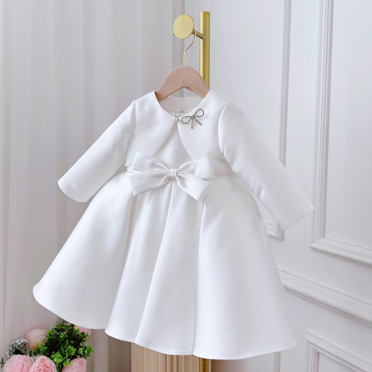 Kinderkleid im koreanischen Stil, weißes klassisches zweiteiliges Set