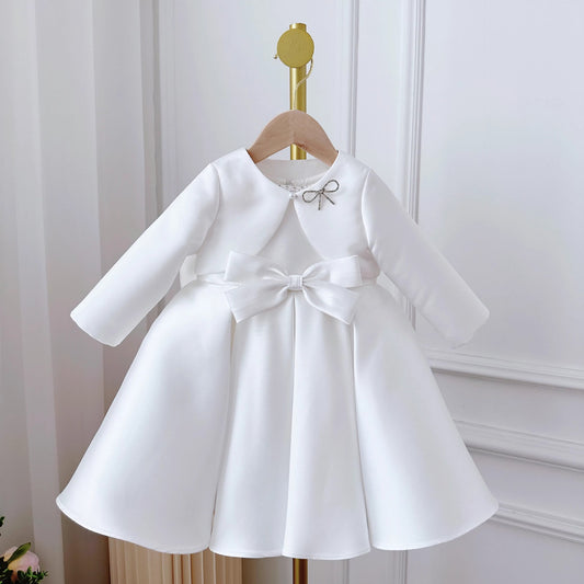 Kinderkleid im koreanischen Stil, weißes klassisches zweiteiliges Set