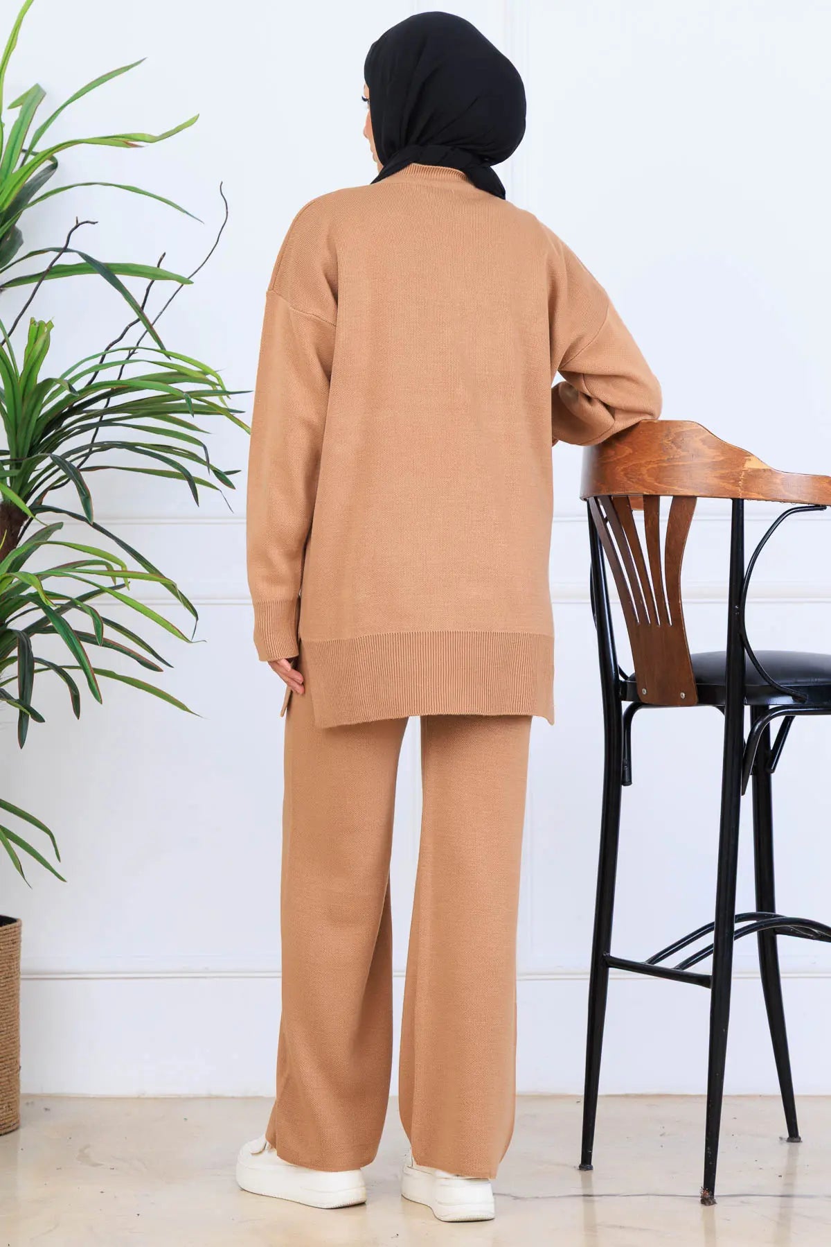 Bow-Detail Knitwear Set in Camel – NEOMODEST, image 4