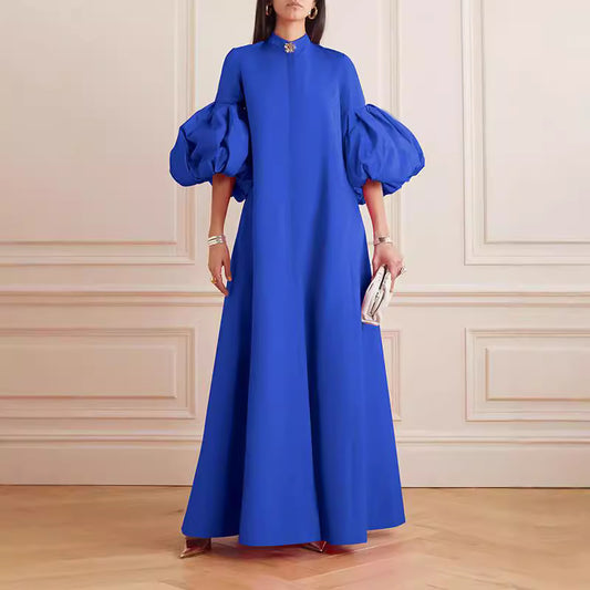 Abendkleid mit floralen Ärmeln und einfarbigem Revers