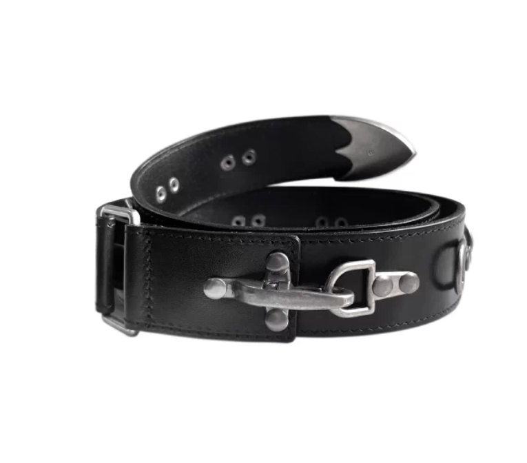 Verstellbarer Ledergürtel mit Sattelschnalle und Klettverschluss