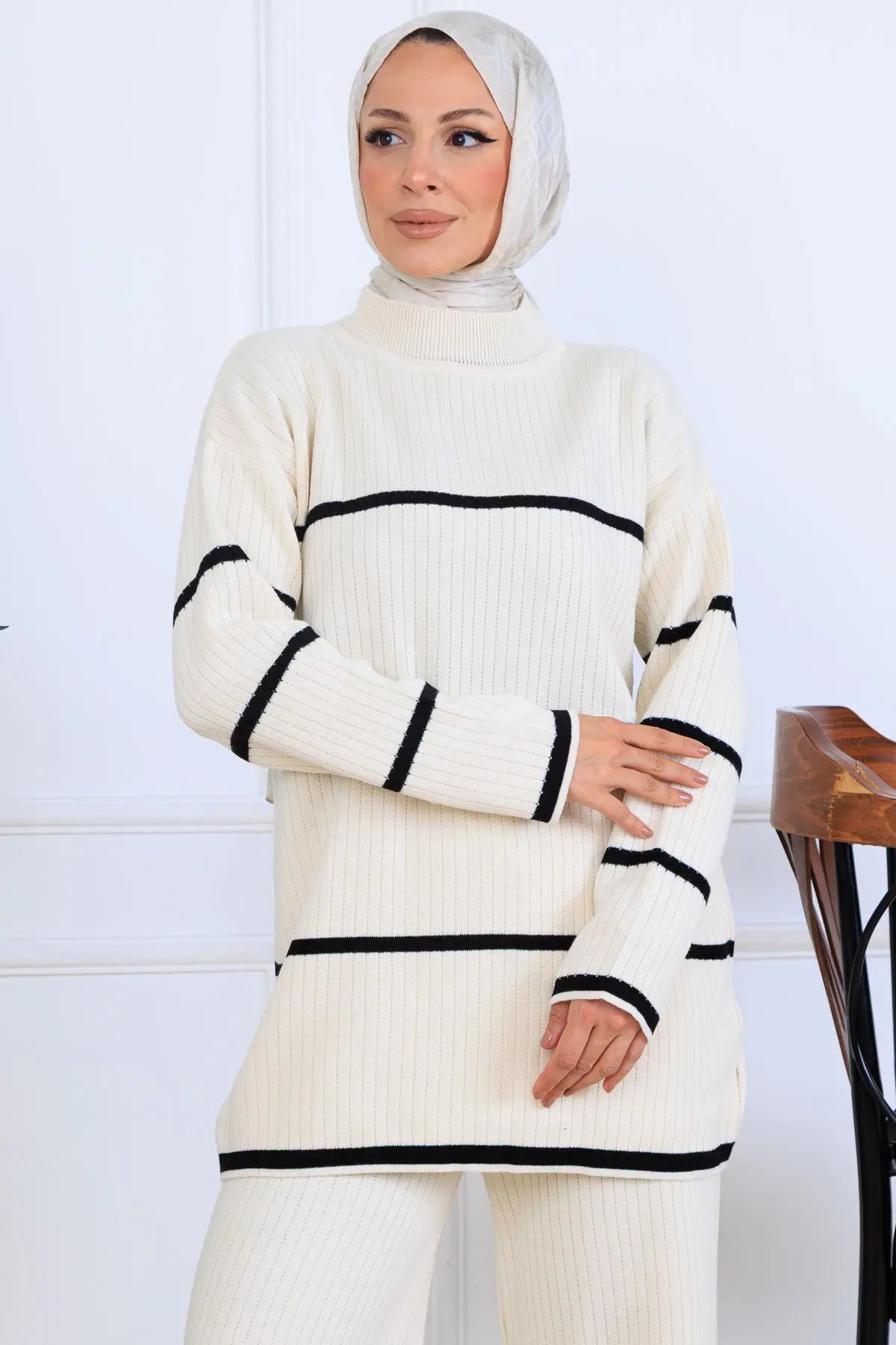 Ribbed Stripe-Detail Knitwear Suit in Beige – NEOMODEST, image 3