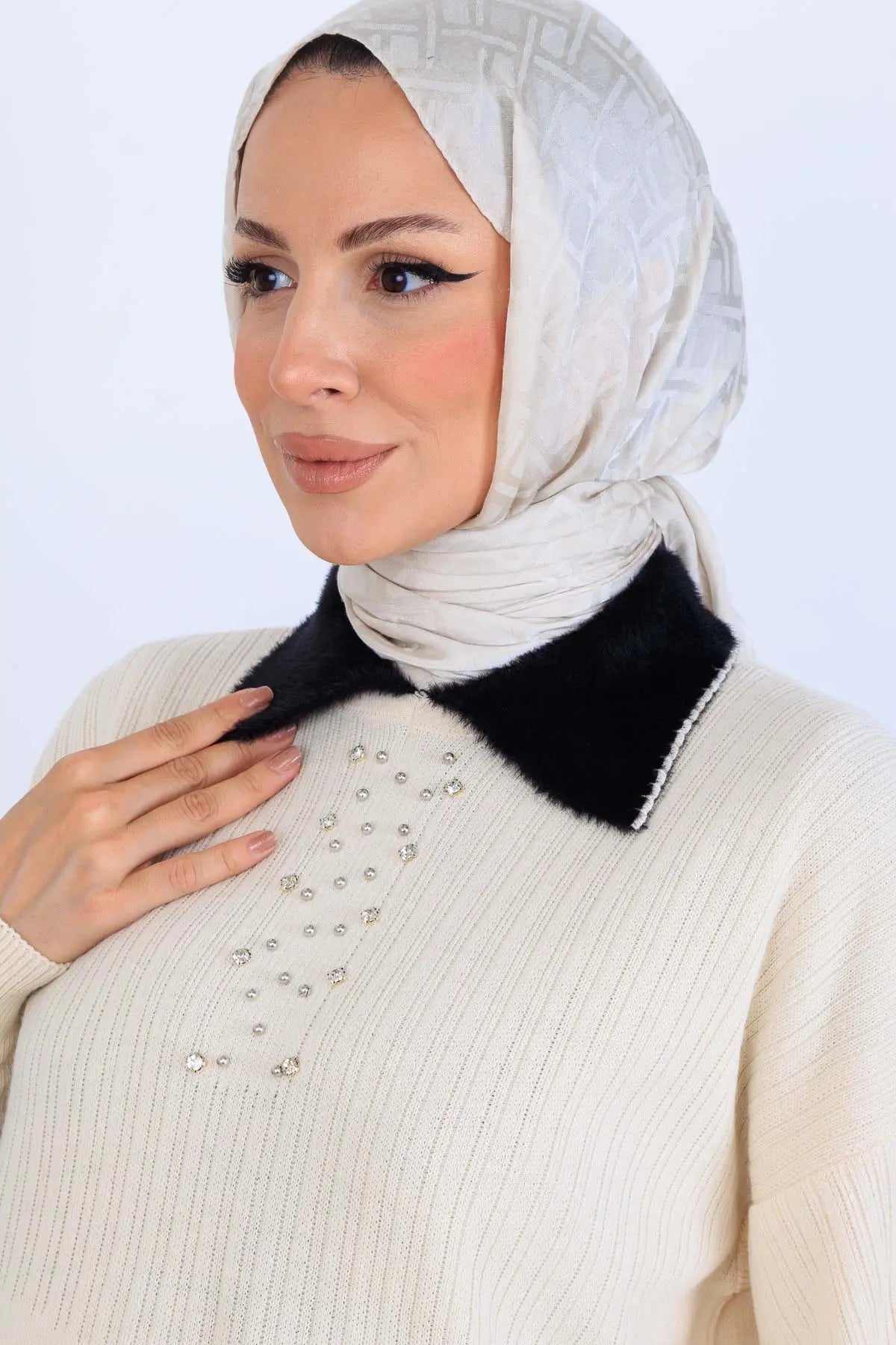 Stone-Embellished Knitwear Set in Beige – NEOMODEST, image 2