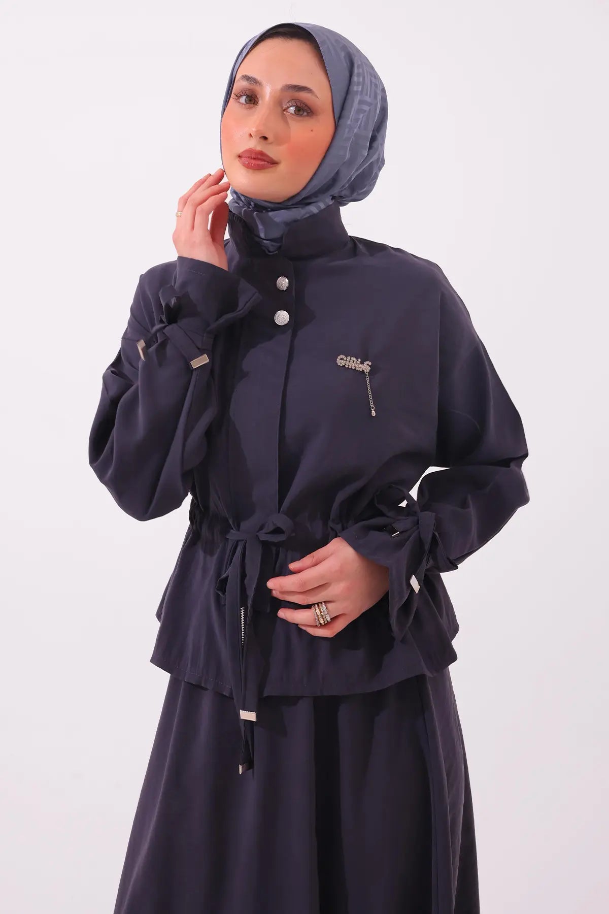 Two-piece Set With Brooch | Navy Blue – NEOMODEST product image 3