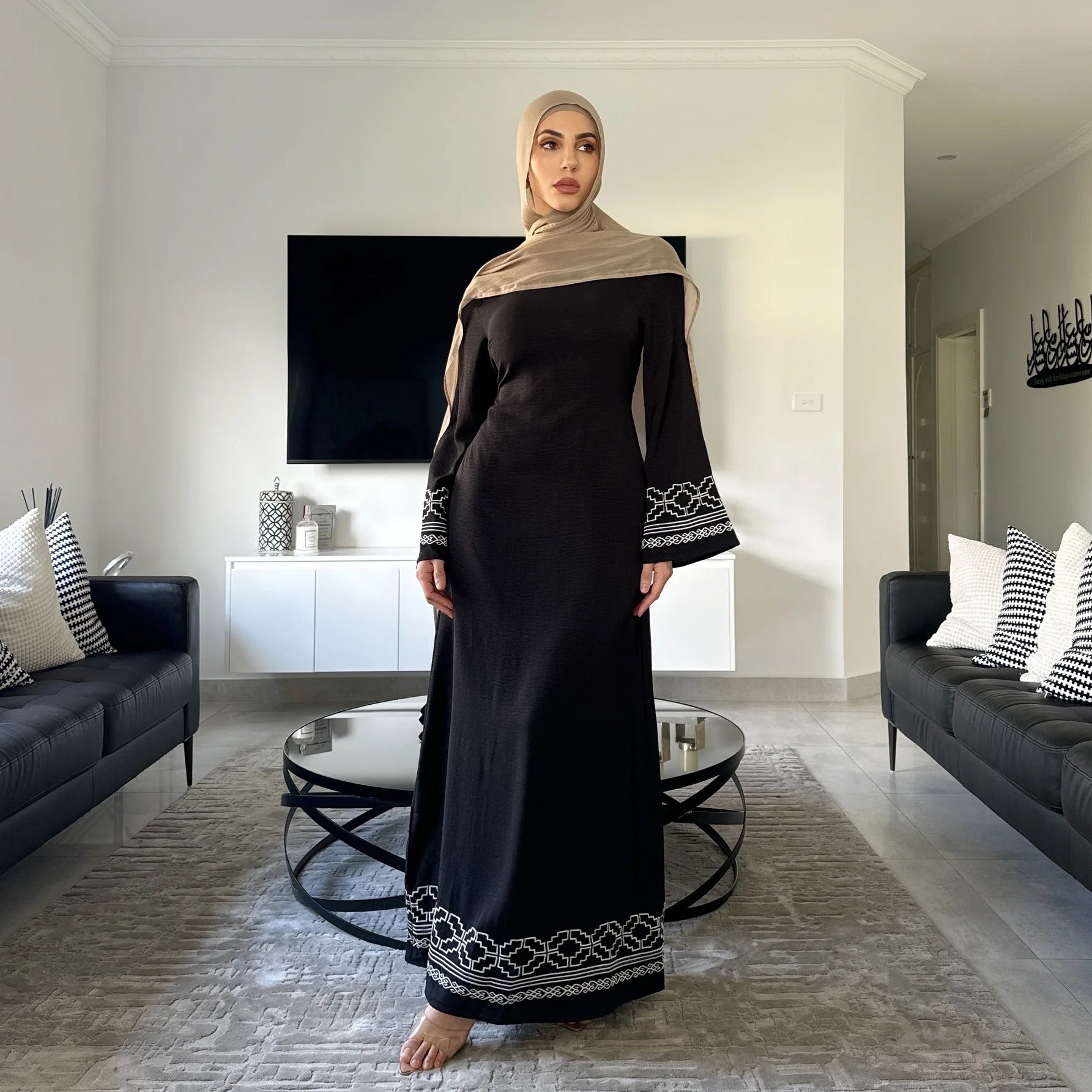 Women’s Embroidered Modest Dress - Black / L