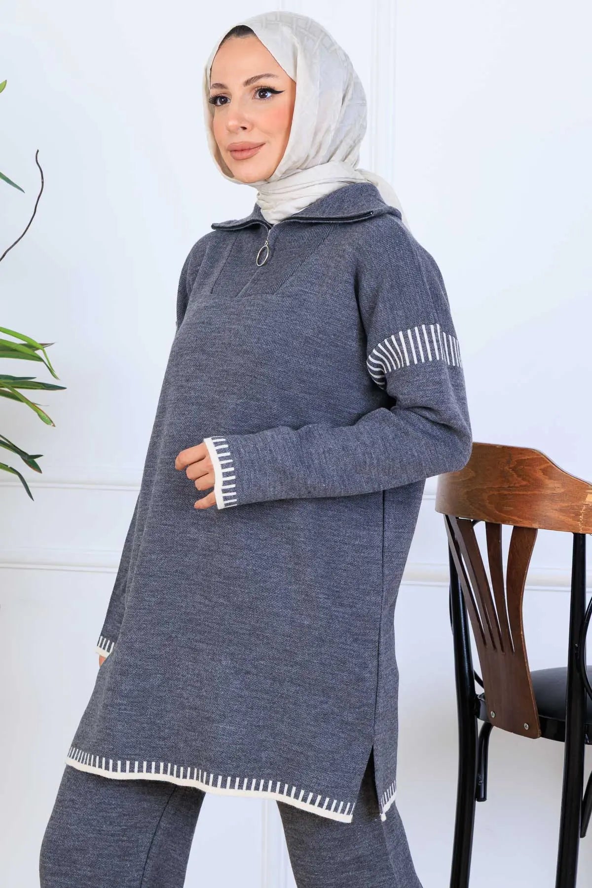 Zippered Collar Stripe-Detail Knitwear Suit in Grey – NEOMODEST, image 4