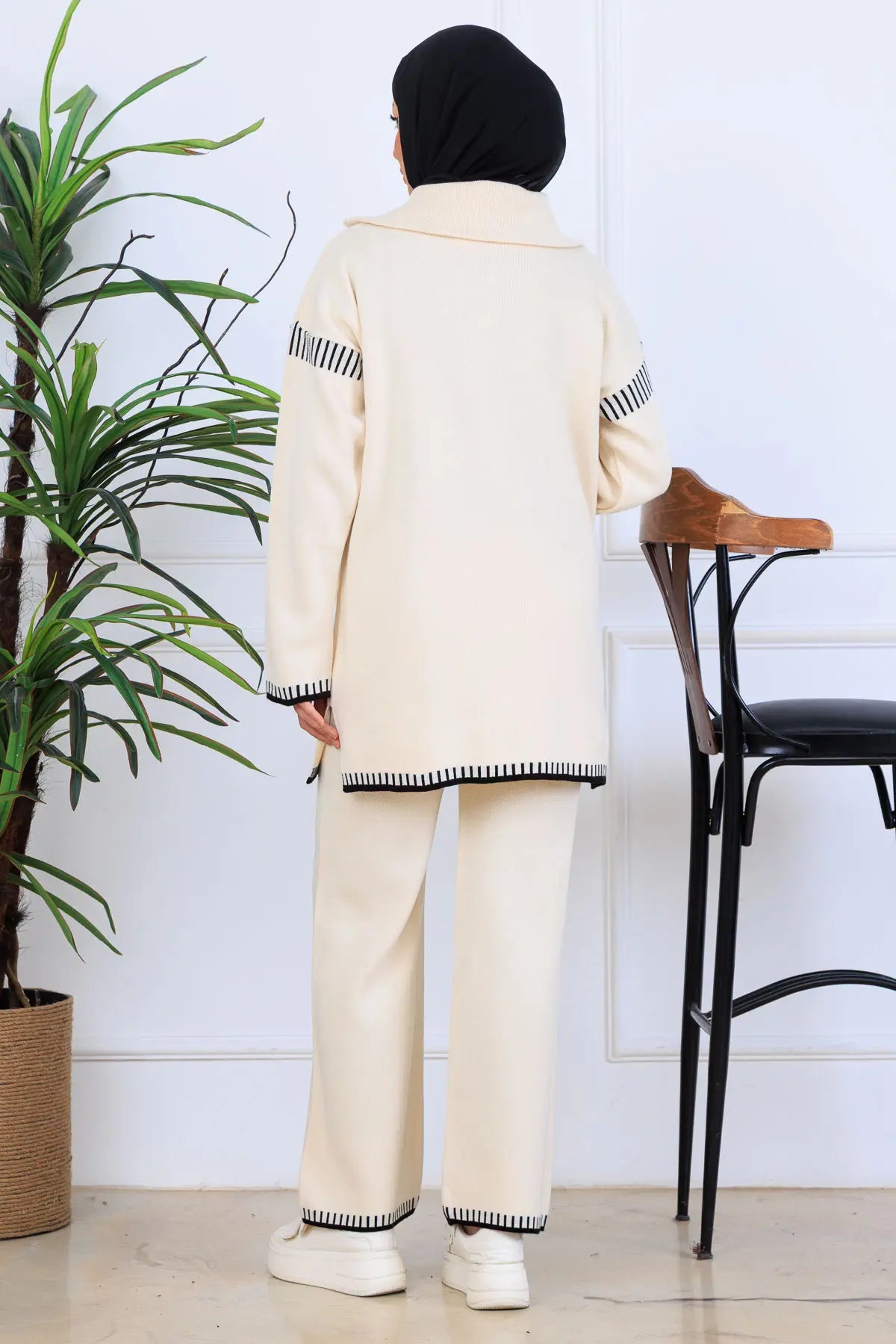Zippered Collar Stripe-Detail Knitwear Suit in Beige – NEOMODEST, image 4