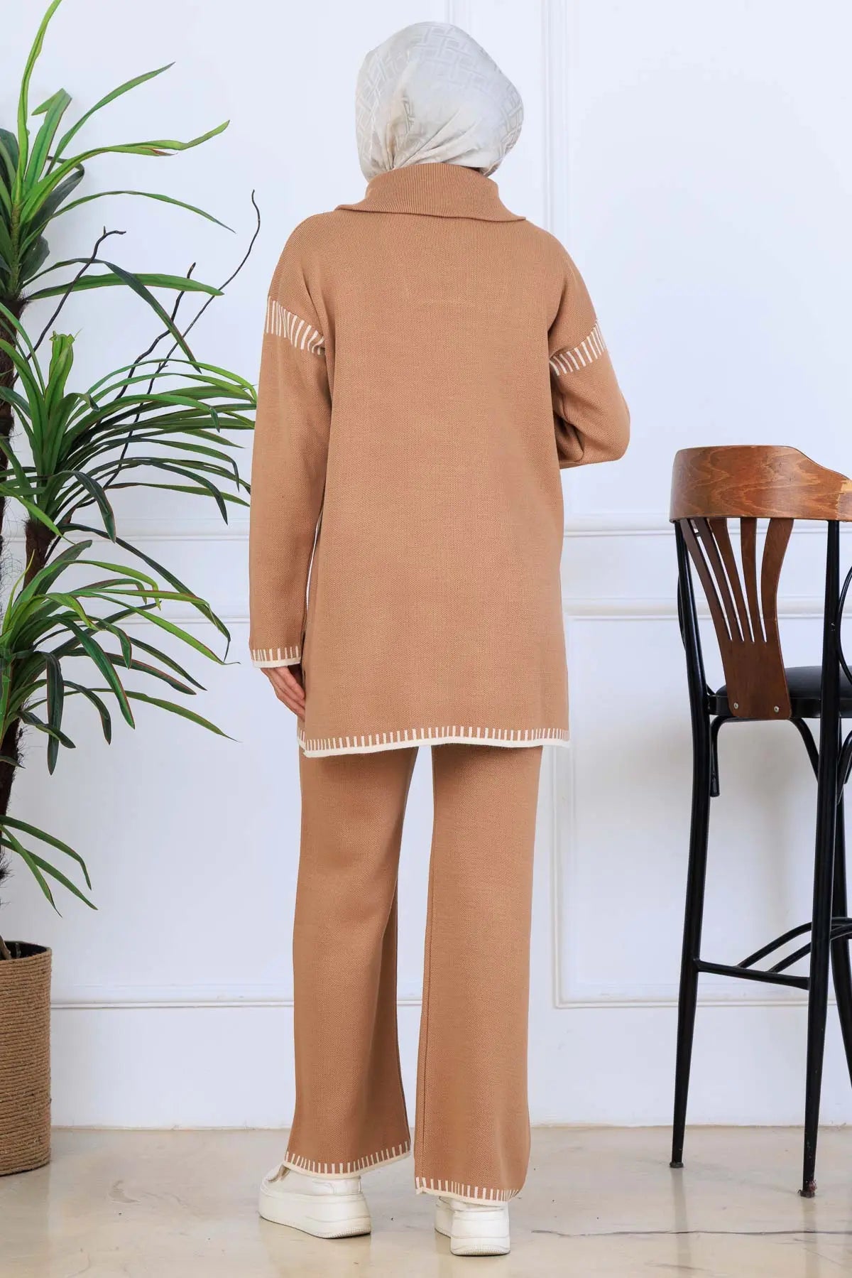 Zippered Collar Stripe-Detail Knitwear Suit in Camel – NEOMODEST, image 4